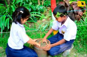JAAGO girls planting Trees, they love nature